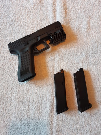 Image 4 for GLOCK 17 GEN5 | GBB | UMAREX inclusief extra magazijn en Umarex Tac Laser en opbergkoffer en holster