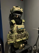 Afbeelding van Warrior Assault Systems plate carrier, Tactische helm