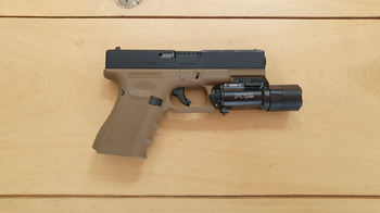 Afbeelding 2 van We G19 gen4 (Glock 19)Railed met 2 magazijnen (kleur Black/Tan)