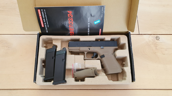 Afbeelding 3 van We G19 gen4 (Glock 19)Railed met 2 magazijnen (kleur Black/Tan)