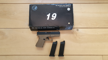 Afbeelding 4 van We G19 gen4 (Glock 19)Railed met 2 magazijnen (kleur Black/Tan)