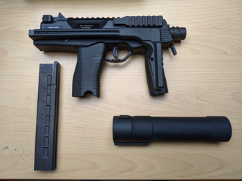 Afbeelding 3 van KSC/KWA MP9 GBBR incl power up B&T silencer