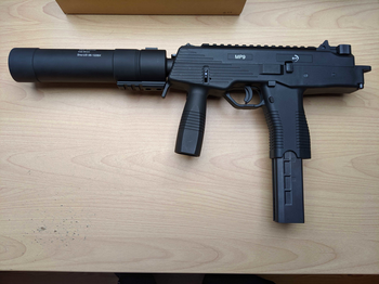 Afbeelding 4 van KSC/KWA MP9 GBBR incl power up B&T silencer