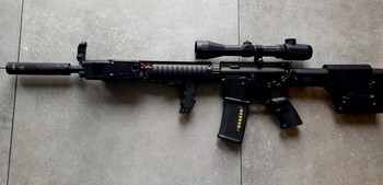 Afbeelding 2 van AR15 geupgrade + swiss arms rubber  scope( mag weg tegen elk aannemelijk bod )