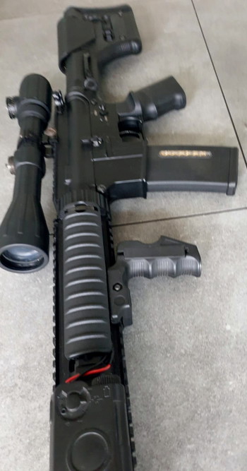 Afbeelding 7 van AR15 geupgrade + swiss arms rubber  scope( mag weg tegen elk aannemelijk bod )