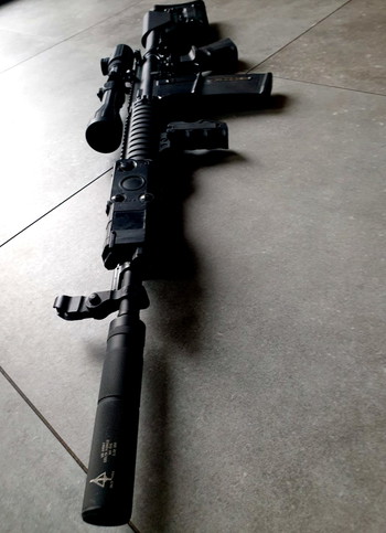 Afbeelding 9 van AR15 geupgrade + swiss arms rubber  scope( mag weg tegen elk aannemelijk bod )