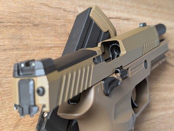 Image 2 pour VFC SIG M17 GBB Pistol with Tritium Sights/Red Dot/Upgrades