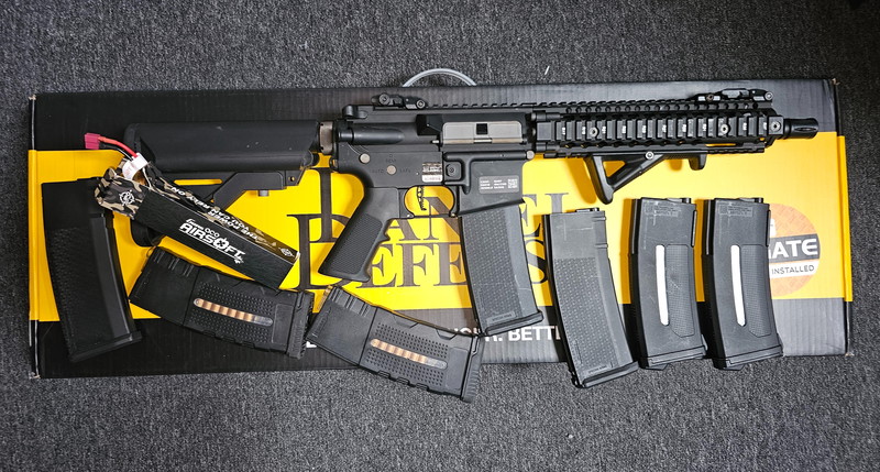 Afbeelding 1 van Specna arms SA-E19 EDGE 2.0 MK18 met 7 magazijnen, waaronder 2 EPM1's