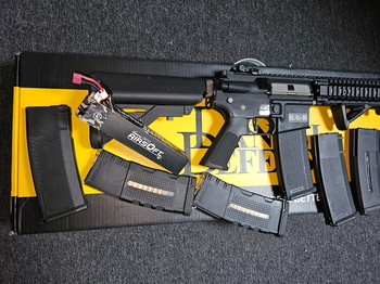 Afbeelding 2 van Specna arms SA-E19 EDGE 2.0 MK18 met 7 magazijnen, waaronder 2 EPM1's