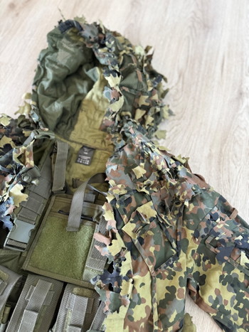 Afbeelding 2 van NIEUW: Invader Gear Ghillie (Flecktarn) + T&T Chest Rig (OD Green)