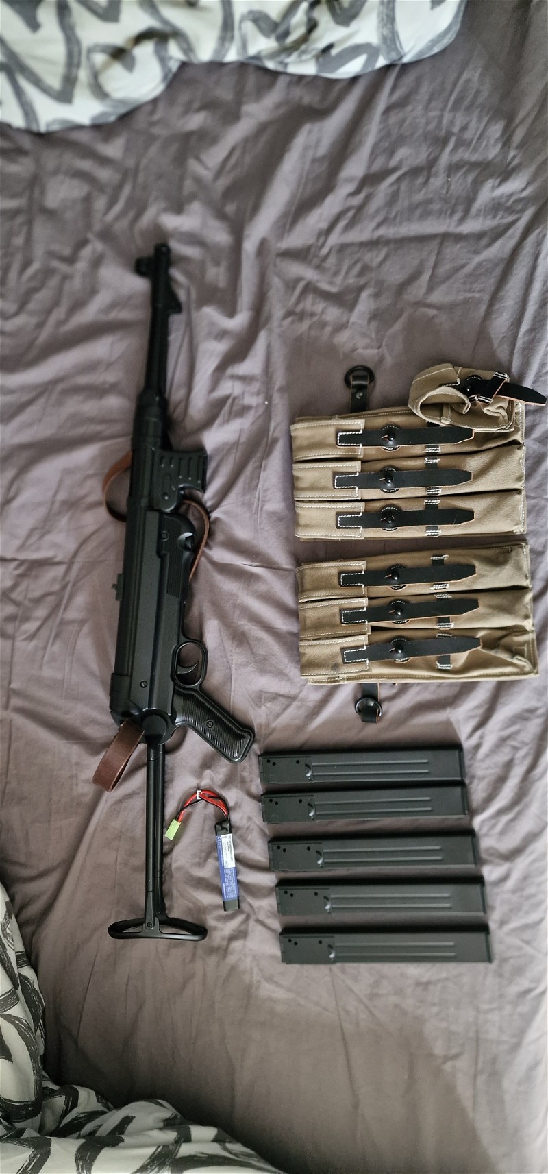 Afbeelding 1 van AGM MP40 + 5 Mags + Pouches , Sling & Lipo