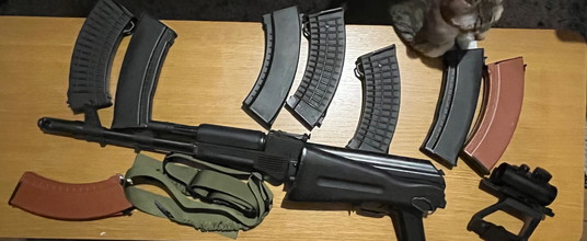 Bild für E&L AK74MN Essential AEG Upgraded + Set of 8 AK Magazines + Red Dot Sight + Optic Rail