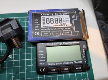 Afbeelding 2 van Begadi Ladegerät mit allen Steckern + Akku Tester