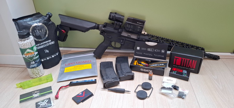 Afbeelding 1 van Novritsch SSR-15 AEG + AMG UH-1 Gen I + 3 Magnifier + Titan charger + Gate Control Station - 1,05J