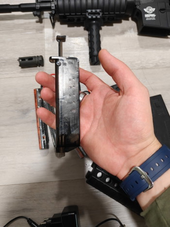 Image 2 for Erinomainen Airsoft-setti: G&G CM16 M4 + 5 lipasta, uudet akut ja biokuulat (kuin uusi)