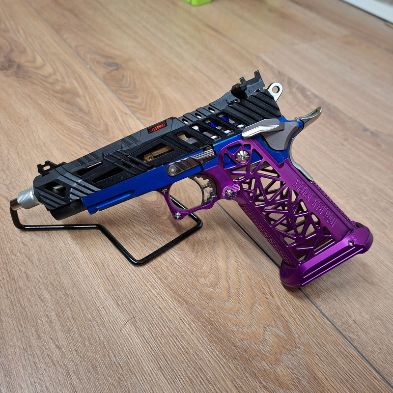 Afbeelding 1 van Custom Hi-Capa 4.3 AM | Dr.Black | CTM | EDGE | Zwart/Blauw/paars/Zilver