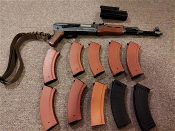 Afbeelding 2 van TE KOOP: Cyma CM 0.28s AK 47 met magazijnen en sling