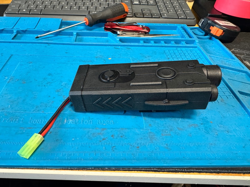 Image 1 for Te koop: Nieuwe 11.1V 1800mAh Li-Po accu + batterijbox met Picatinny mount