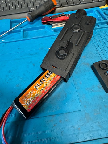 Image 2 for Te koop: Nieuwe 11.1V 1800mAh Li-Po accu + batterijbox met Picatinny mount