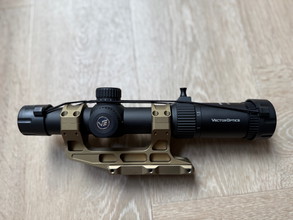 Imagen para Vector Optics Forester 1-5x24 Gen II en SOTAC Gear Unity Scope Mount FDE