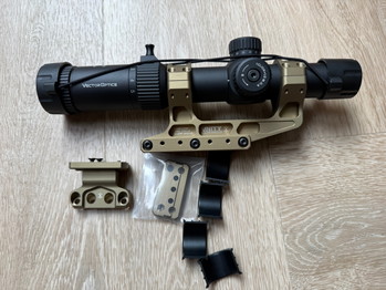 Imagen 2 de Vector Optics Forester 1-5x24 Gen II en SOTAC Gear Unity Scope Mount FDE