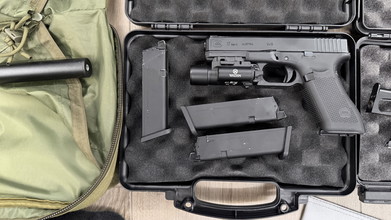 Image pour Umarex Glock 17 Gen 5 met tactical light, 3x magazijn en koffertje met slot