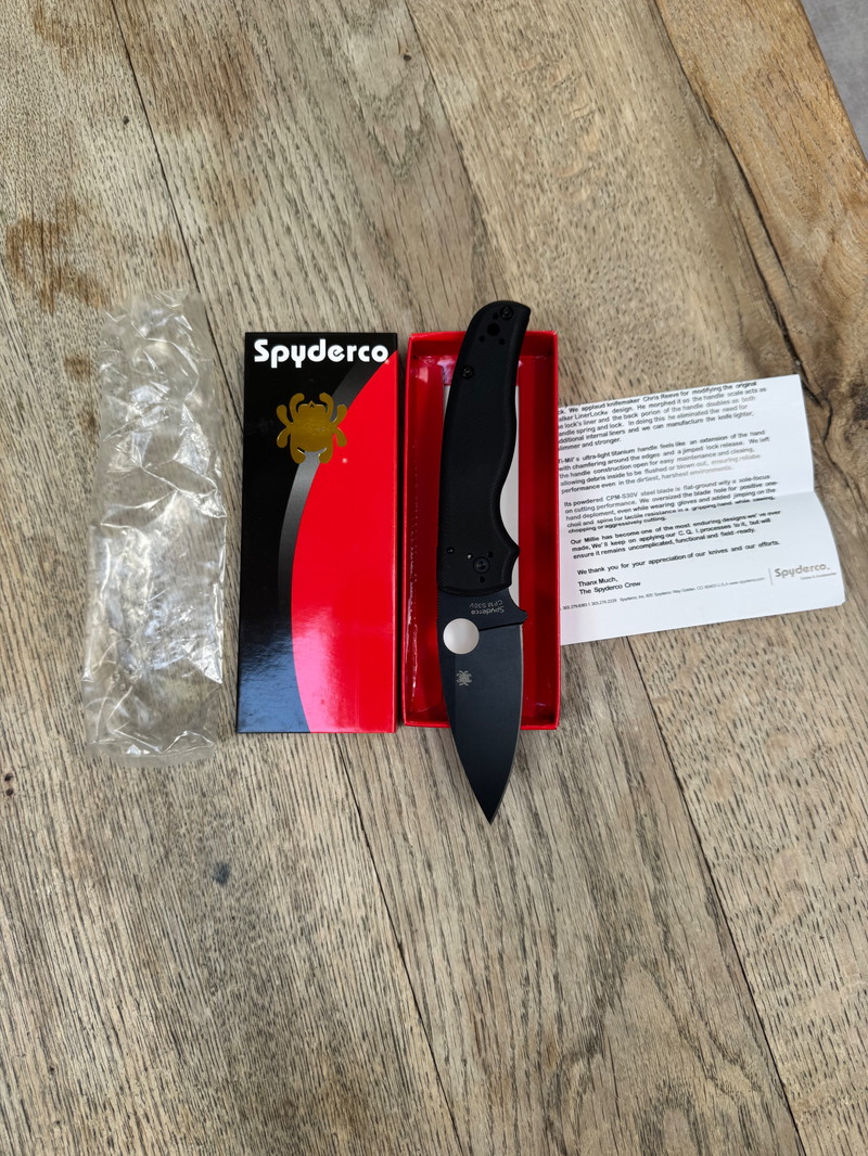 Afbeelding 1 van Spyderco: Shaman - Black G-10 - Black Blade - CPM-S30V - C229GPBK