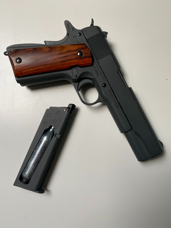 Afbeelding 2 van Cybergun Colt 1911 A1 met speciaal houtinleg!