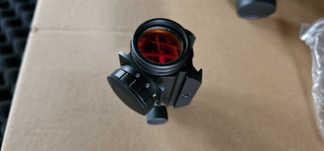 Imagen para Red dot met verhoogstuk