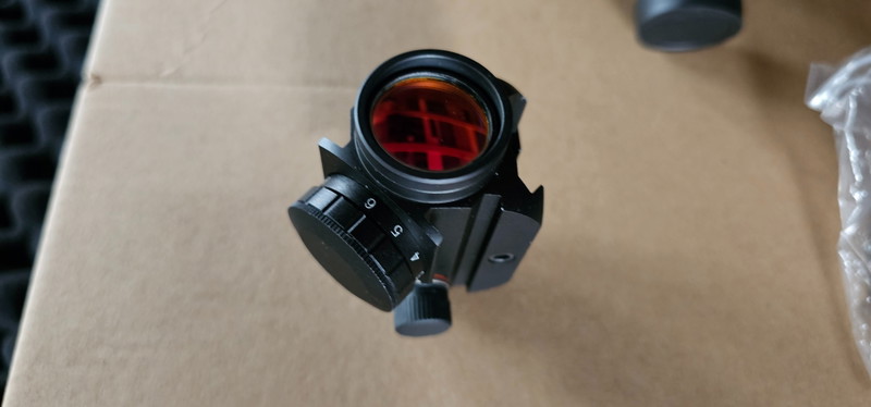 Image 1 for Red dot met verhoogstuk