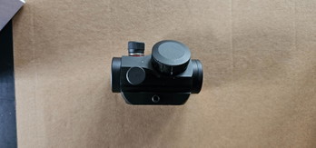 Image 2 for Red dot met verhoogstuk