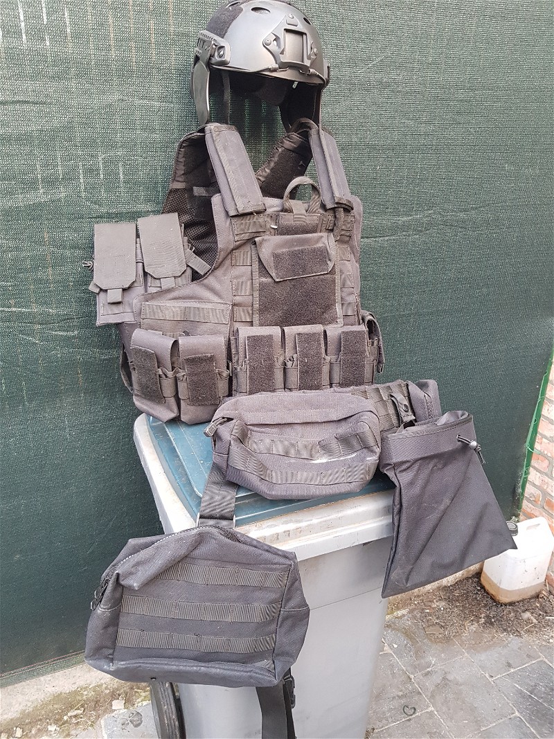 Afbeelding 1 van Tacvest met dump pouche en m4 mag pouches en been pouch en hand gun pouches plus helm.
