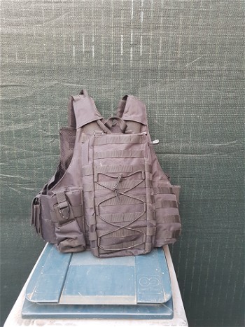 Afbeelding 2 van Tacvest met dump pouche en m4 mag pouches en been pouch en hand gun pouches plus helm.