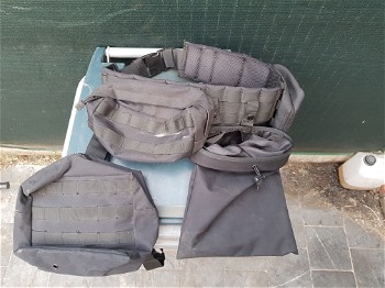 Afbeelding 3 van Tacvest met dump pouche en m4 mag pouches en been pouch en hand gun pouches plus helm.