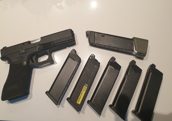 Afbeelding 2 van GLOCK17  gen 5 MET GESTIPPELDE HANDVAT EN 6 MAGS