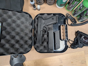 Afbeelding 4 van Umarex Glock 17 gen 5 + 3 originele magazijnen en nog veeeeel meer