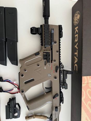 Bild 3 für Kriss vector tan