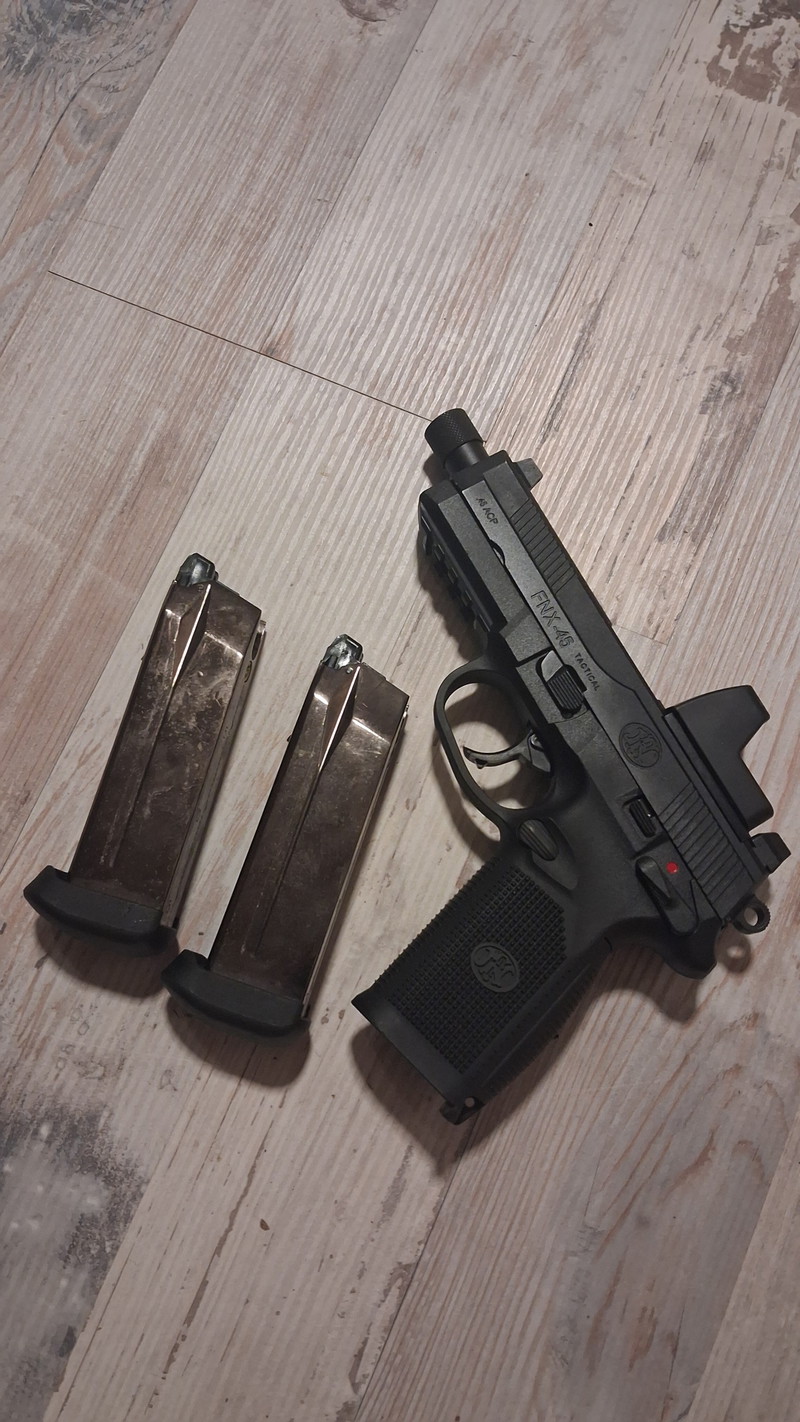 Afbeelding 1 van FNX-45 Met Trijicon red dot.