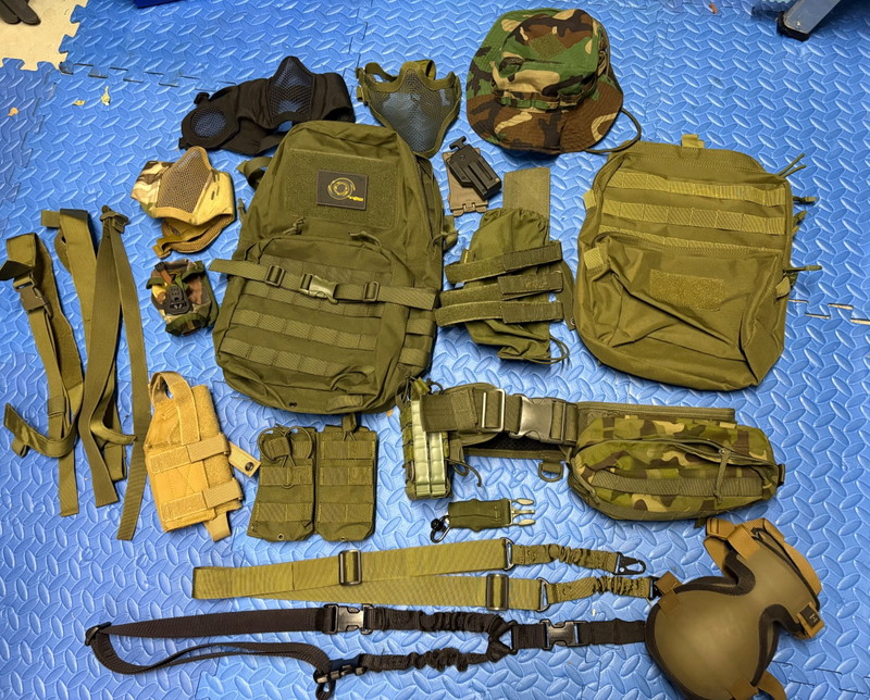 Image 1 for Allerlei pouches , maskers en sling
