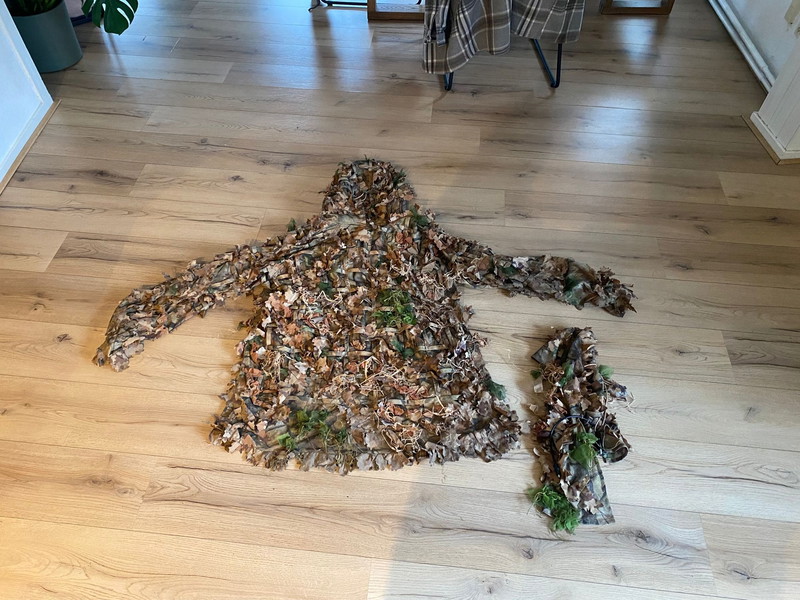 Afbeelding 1 van KMCS Ghillie Suit Cape 4.1 woodland floor (crafted)