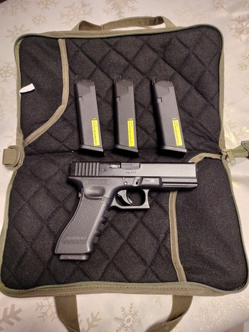 Afbeelding 2 van Glock 17 gen 4 met 3 extra magazijnen lekvrij