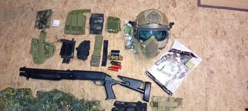 Image 1 for Lot airsoft shotgun + équipement complet (casque, masque, tenue ghillie, chemise Bundeswehr, accessoires)
