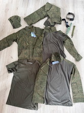 Afbeelding van Complete Invader Gear Kledingset in Digital Flora / EMR camo (Combat Shirts maat S + Predator Combat Pants Mk.II maat M + Revenger TDU Jacket en MEER!)