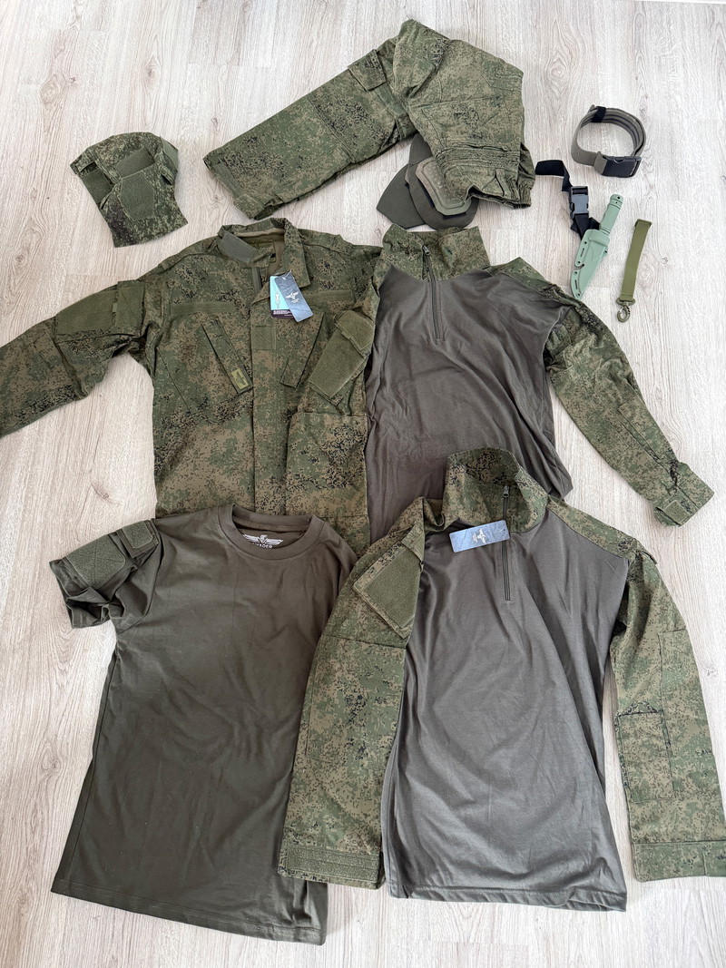 Bild 1 für Complete Invader Gear Kledingset in Digital Flora / EMR camo (Combat Shirts maat S + Predator Combat Pants Mk.II maat M + Revenger TDU Jacket en MEER!)