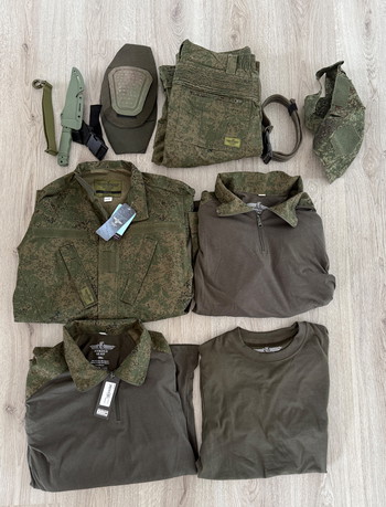 Bild 2 für Complete Invader Gear Kledingset in Digital Flora / EMR camo (Combat Shirts maat S + Predator Combat Pants Mk.II maat M + Revenger TDU Jacket en MEER!)