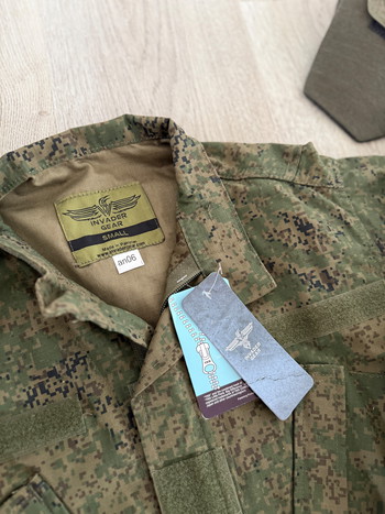 Bild 3 für Complete Invader Gear Kledingset in Digital Flora / EMR camo (Combat Shirts maat S + Predator Combat Pants Mk.II maat M + Revenger TDU Jacket en MEER!)