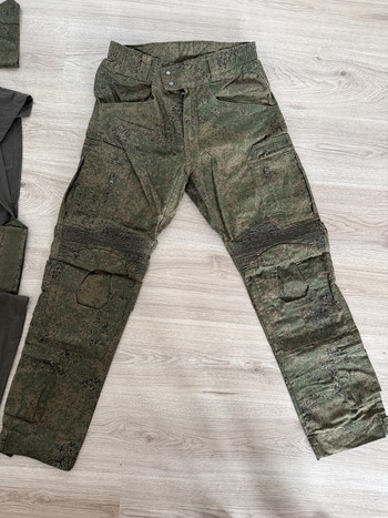 Bild 4 für Complete Invader Gear Kledingset in Digital Flora / EMR camo (Combat Shirts maat S + Predator Combat Pants Mk.II maat M + Revenger TDU Jacket en MEER!)