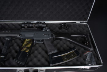 Afbeelding 3 van Sig552 AEG (+ Case, 1 High Cap, 3 Mid Cap, Magnifier, Stability handle)
