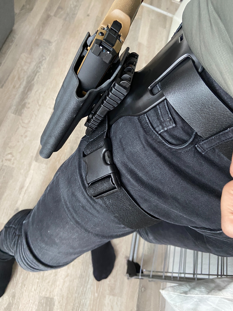 Image 1 pour Safariland UBL Mid-Ride	1 Safariland QLS Fork	1 Safariland QLS Receiver Plate	1 Thigh Strap	1 Light-Compatible Ragnarok Holster