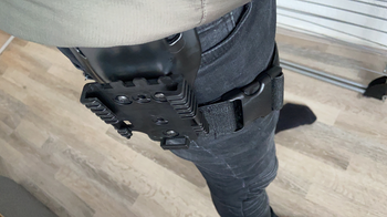 Imagen 2 de Safariland UBL Mid-Ride	1 Safariland QLS Fork	1 Safariland QLS Receiver Plate	1 Thigh Strap	1 Light-Compatible Ragnarok Holster